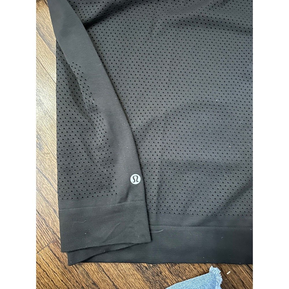 Lululemon Womens Black Perforated Long Sleeve Lightweight Top Size Medium (6/8) - Picture 4 of 4